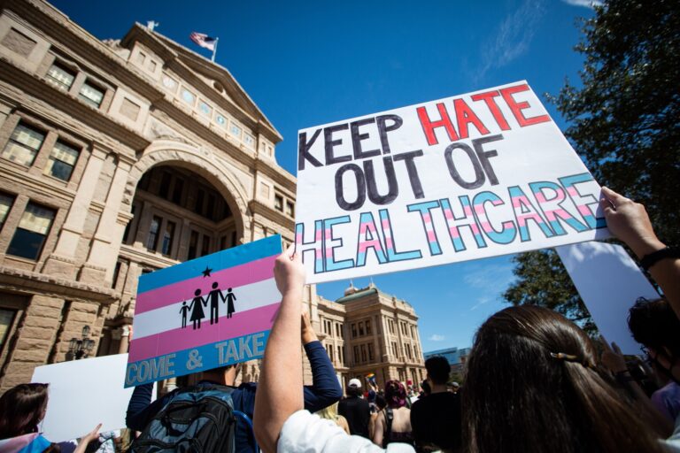 Les soins de santé trans assiégés : combattez la « clinique de détransition » du Texas