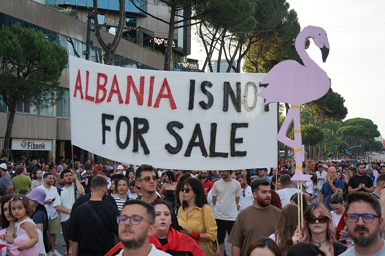 La « révolution du flamant rose » en Albanie s'attaque à la corruption de la famille Trump