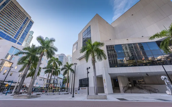 Le conseil d'administration de l'État de Floride interdit aux étudiants sans papiers d'accéder au système universitaire