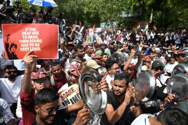 Les manifestations étudiantes forcent Modi à se retirer