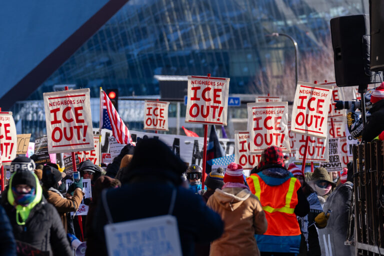 Défendre les militants anti-ICE contre la répression étatique