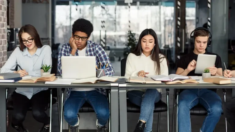 Les diplômes en sciences humaines atteignent leur plus bas niveau depuis des décennies