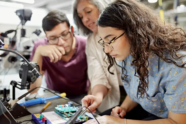 Les lycéens disent que les conseillers scolaires mettent l’accent sur les parcours universitaires et non sur le CTE