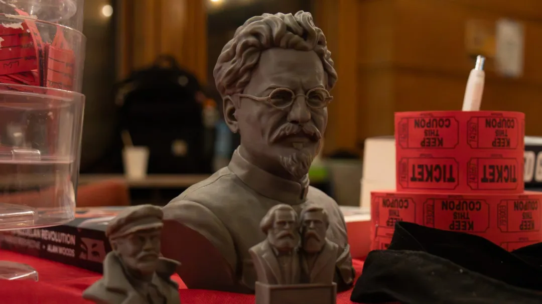 Bustes de Trotsky, Lénine et Marx et Engels lors d'un tirage au sort à l'école marxiste de Chicago de 2026.
