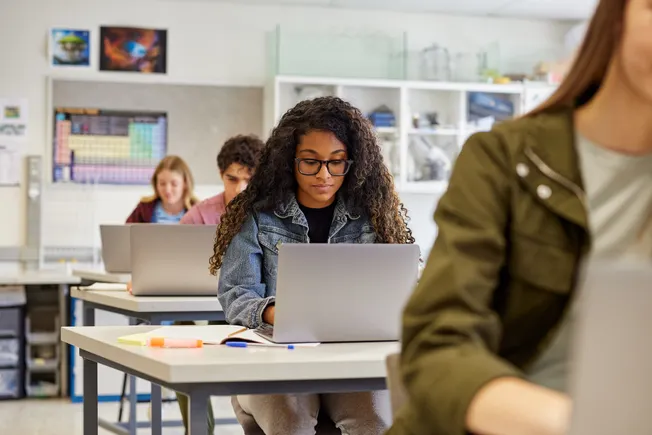 Les scores SAT sont en hausse dans tous les domaines pour la classe de lycée de 2026