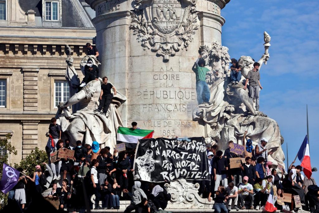 Une vague géante de protestations de jeunes et d’étudiants déferle en France